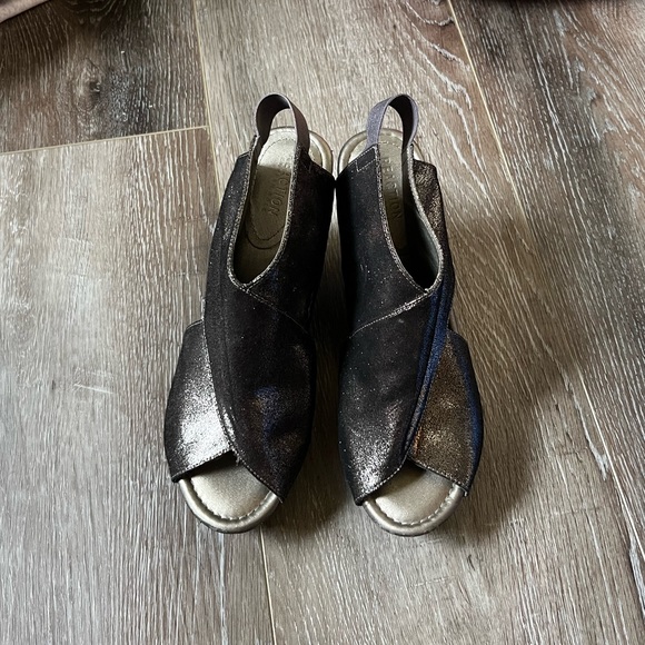 Silver Wedges- Kenneth Cole Reaction - Picture 1 of 4